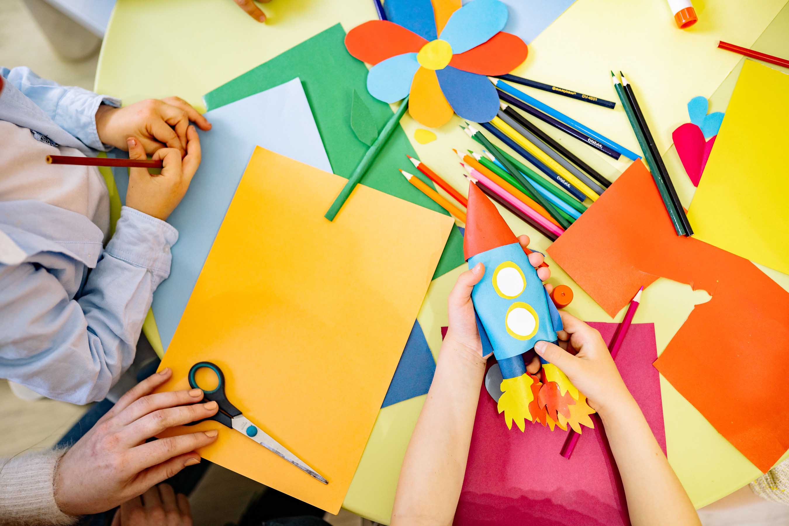 Atelier arts plastiques et créatifs, réalisation d'un collage avec des papiers colorés, feutres et pastels