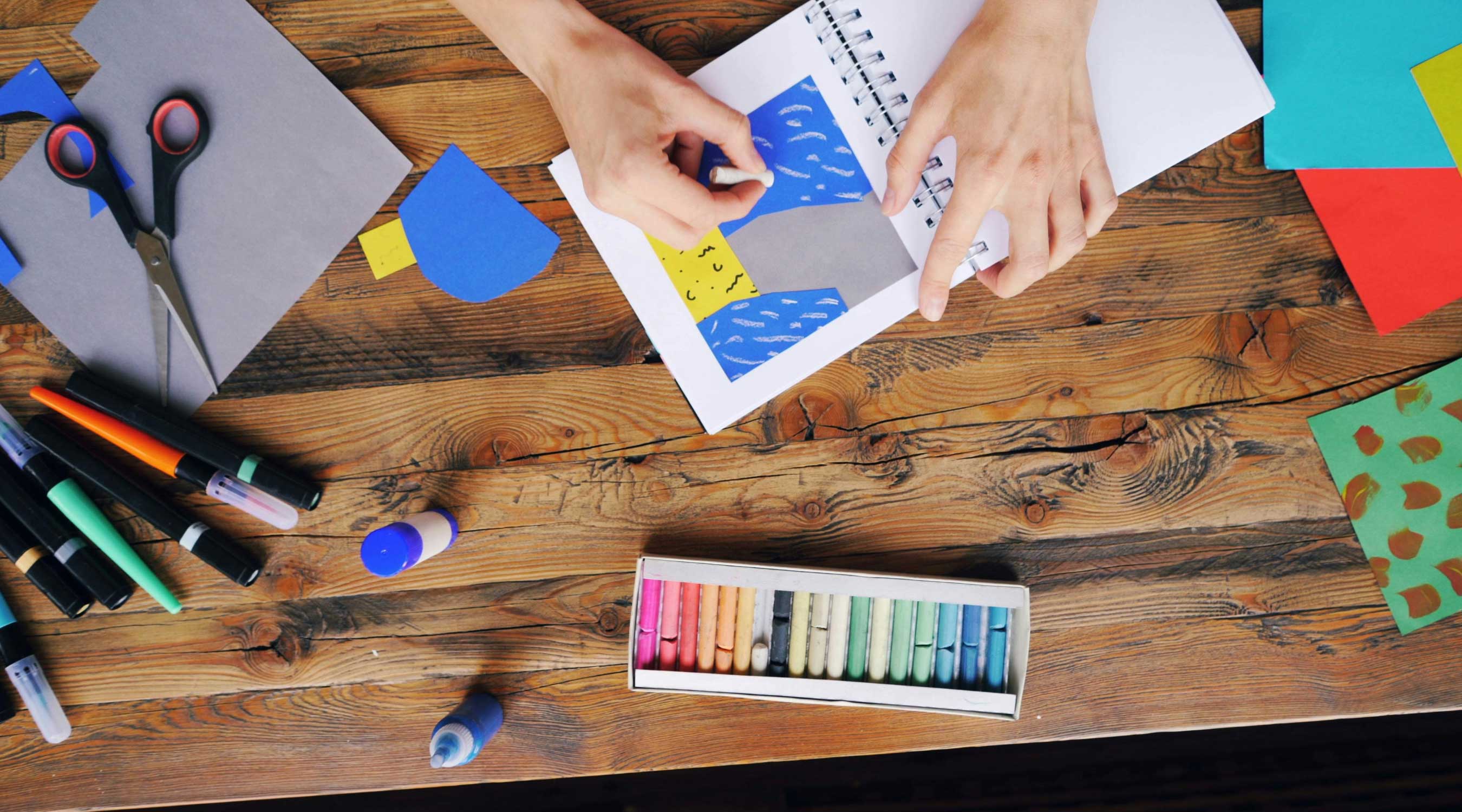 Atelier arts plastiques et créatifs, réalisation d'un collage avec des papiers colorés, feutres et pastels