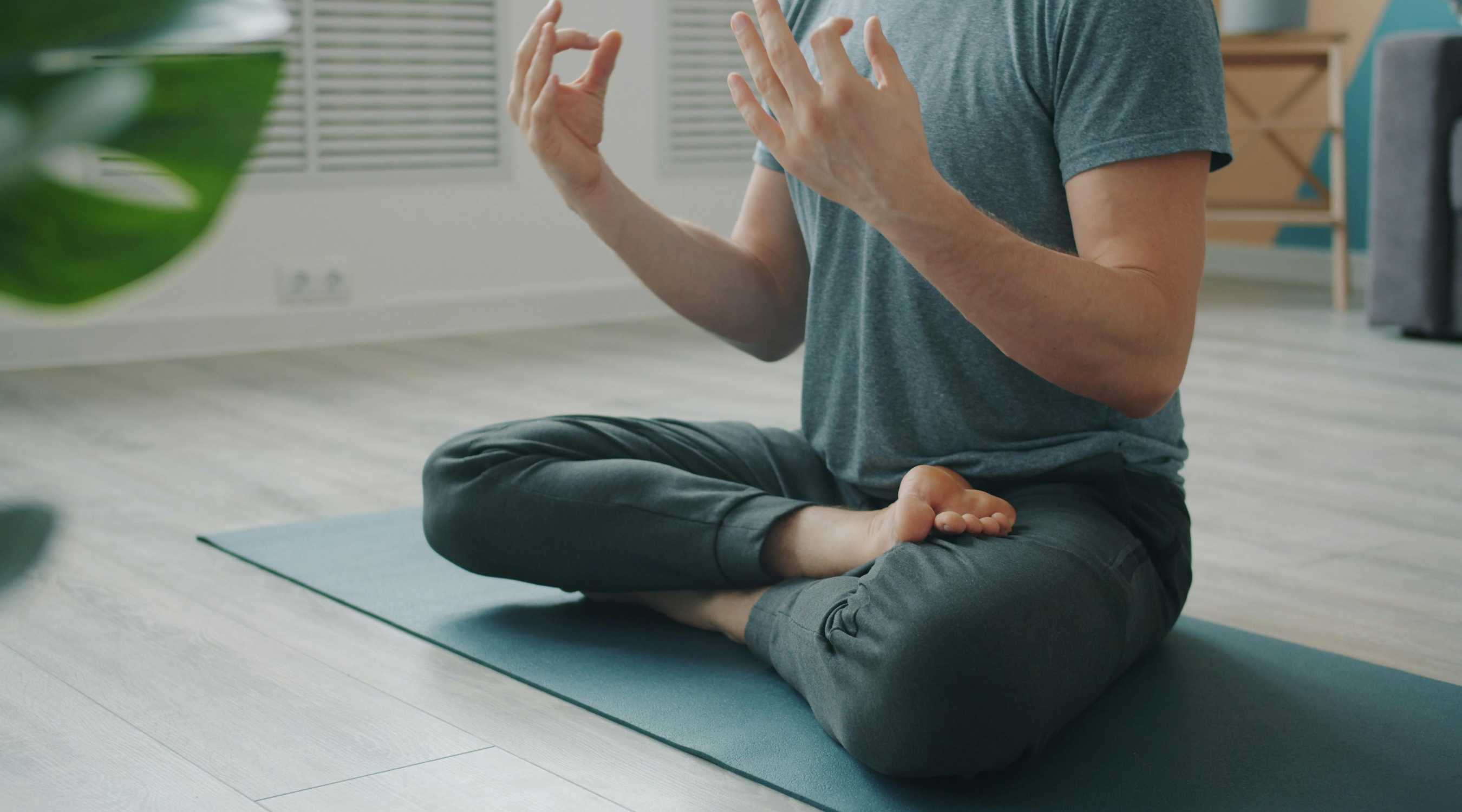 gros plan sur une personne assise en tailleur sur un tapis